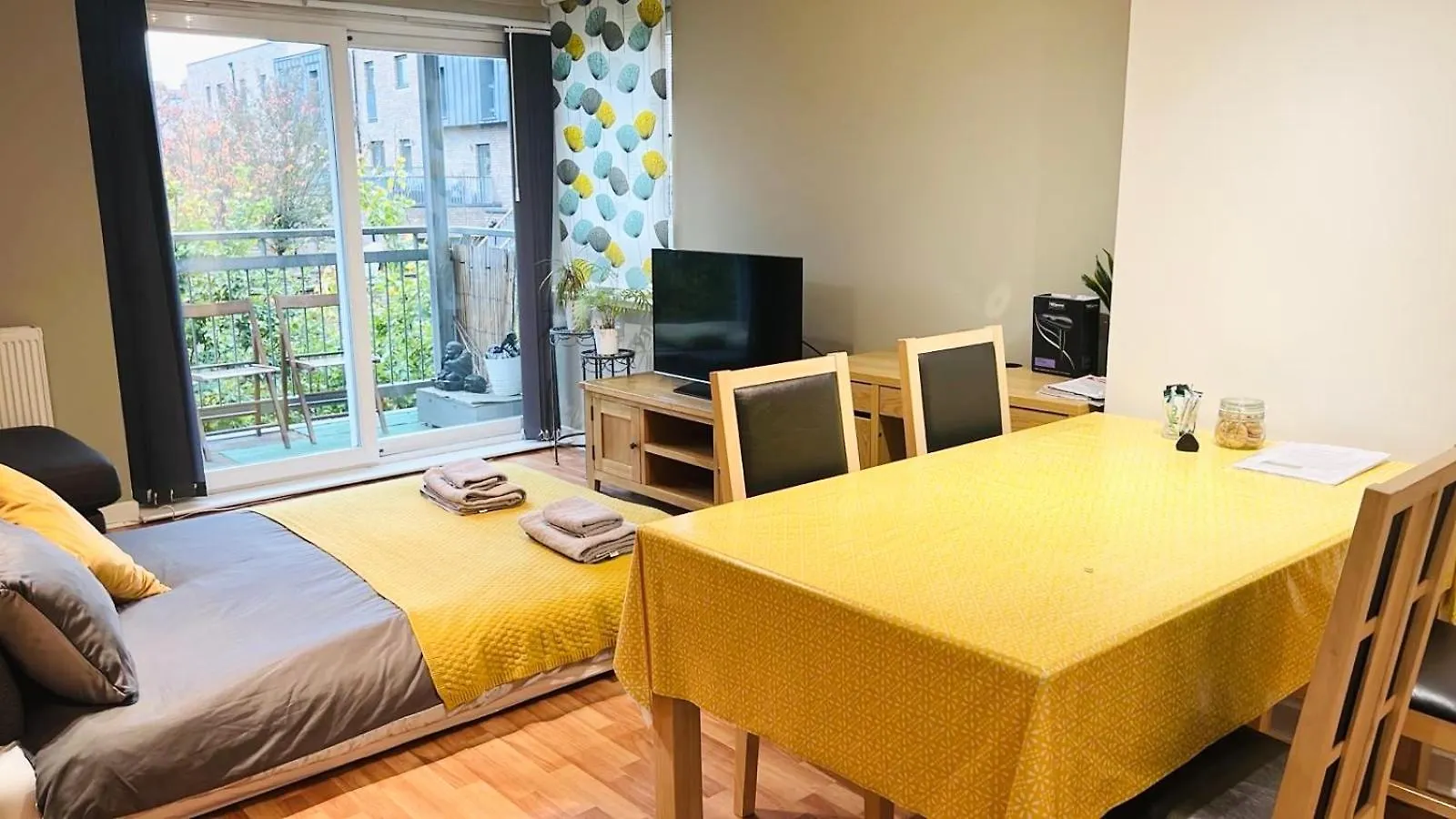 Modern Spacious Retreat Full Fibre Wi-Fi & Free Parking Edinburgh Apartment